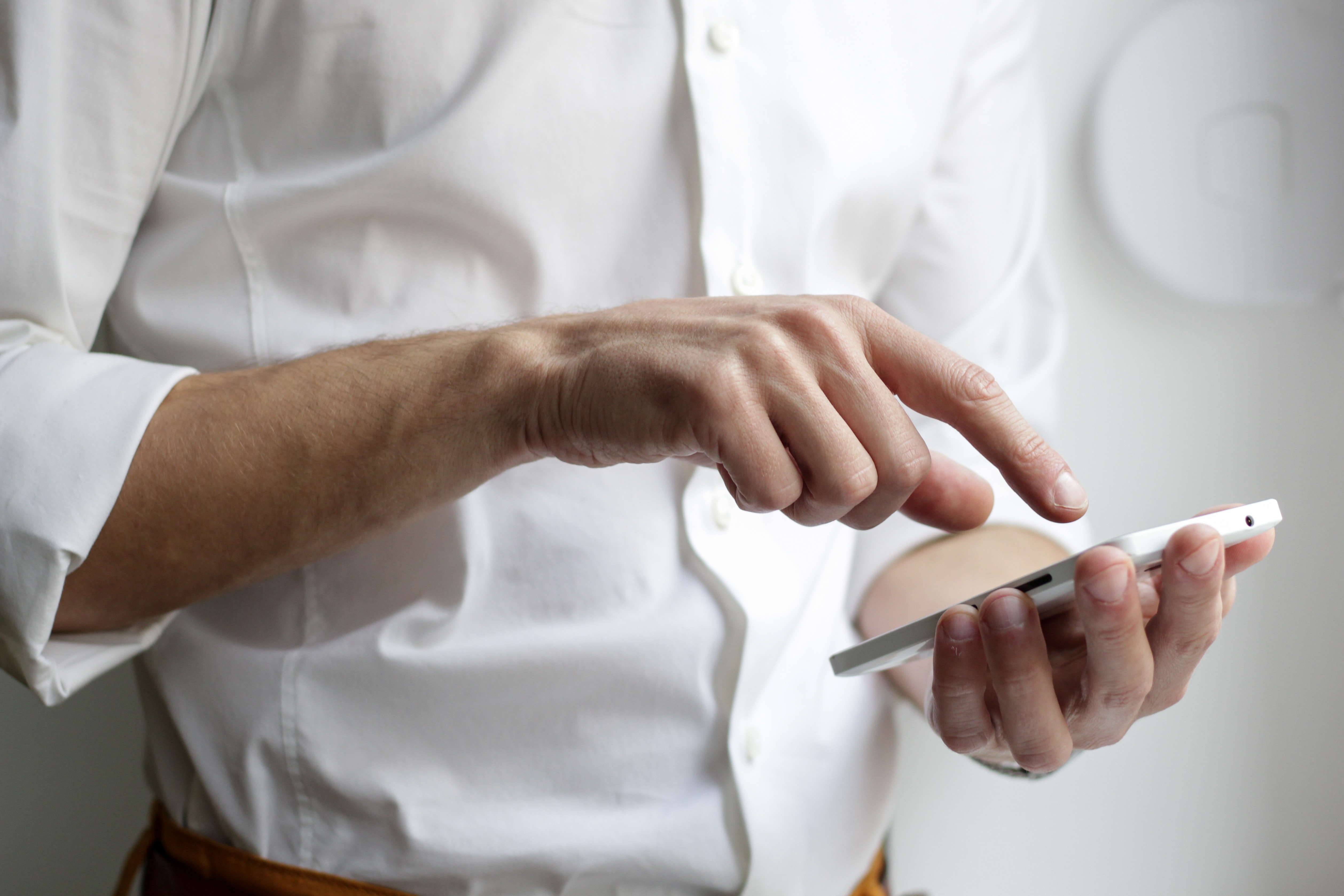 Person mit Smartphone